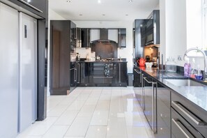 4 bedrooms, Internet - Perfect Booking 4 Bed Home Near City Airport (Cheadle)