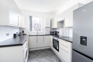 House - Perfect Booking Stylish 3 Bed Family Home (Doncaster)