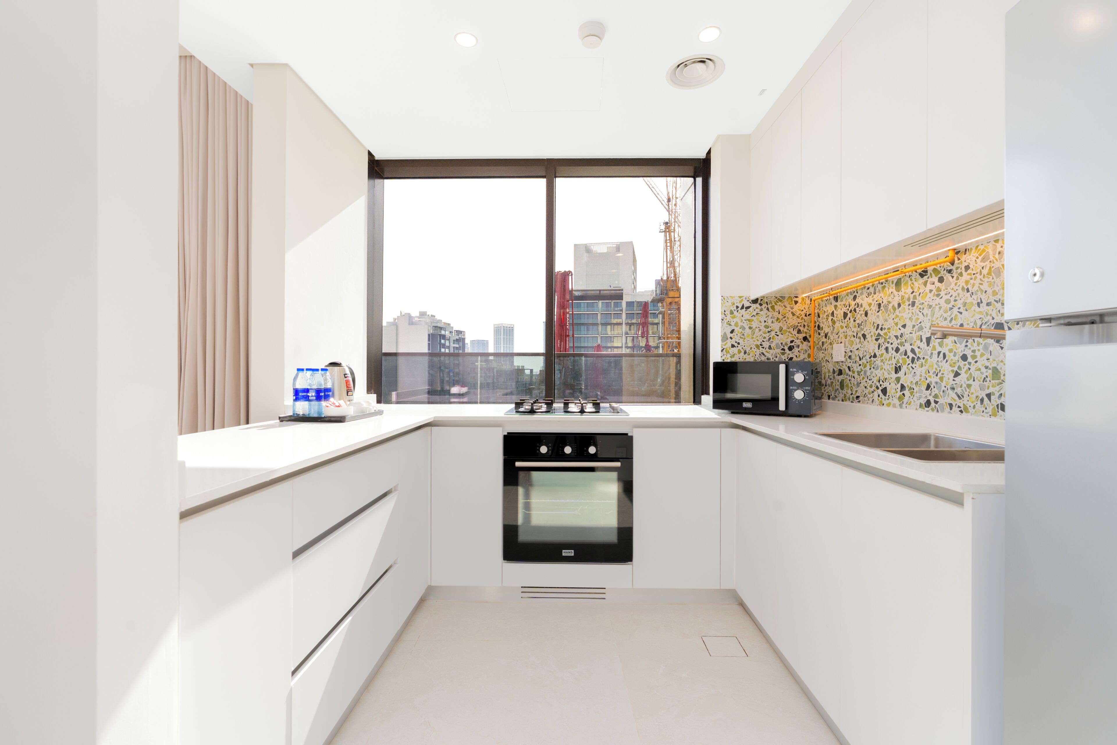 Full-sized fridge, microwave, oven, stovetop