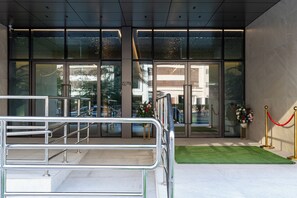 Front of property - Samaya Holiday Homes - Neva Residences  (Dubai)