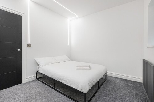 Modern Brixton Flat 8