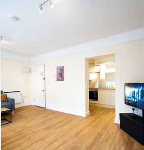 A modern apartment with a living room, kitchenette, and a TV on a stand. - Central Ipswich Stay for 4 Budget-friendly Convenient (Ipswich)