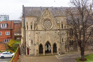 A historic stone building with a large circular window and pointed arches. - Charlotte House Central 2BR 2bath Retreat Sleeps 6 (Ipswich)