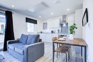 House - Penny Place Retreat Central 2bed 2bath by Station Free Parking (Ashford)