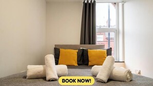 A hotel room with a bed, pillows, and rolled towels. - 1BR Urban Retreat in Central Sunderland (Sunderland)