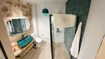 Een douche, een haardroger, handdoeken, zeep