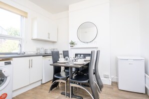 House - Gloucester Street Nest - 3BR Flat for 7 Guests (Stroud)