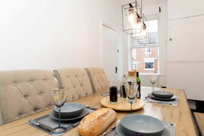 House | 4 bedrooms - Spacious 4BR Home in Gateshead Sleeps 8 w Parking (Gateshead)