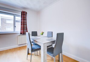 House, Smoking - Hull Haven 4bed 2bath With Free Parking Sleeps 8 (Hull)