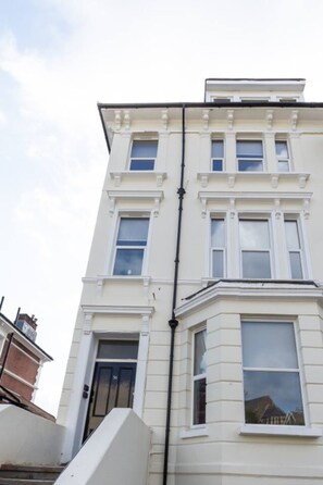House - Coastal Charm 1BR Flat Near the Sea Street Parking (St Leonards-On-Sea)