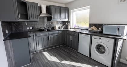 Charming 2BR Maisonette in Carlisle Center