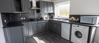 Charming 2BR Maisonette in Carlisle Center