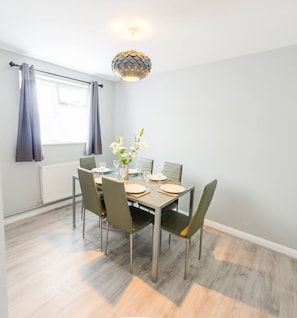House - 4 Bed - 2 Baths 1 Walk in Shower Lots of Parking (Ipswich)