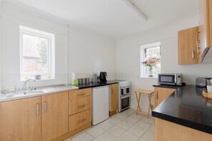 2 bedrooms - Charming 2-bedroom Escape in Worthing (Worthing)