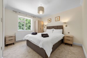 3 bedrooms - Spacious 3BR Flat in Stroud Haven (Stroud)