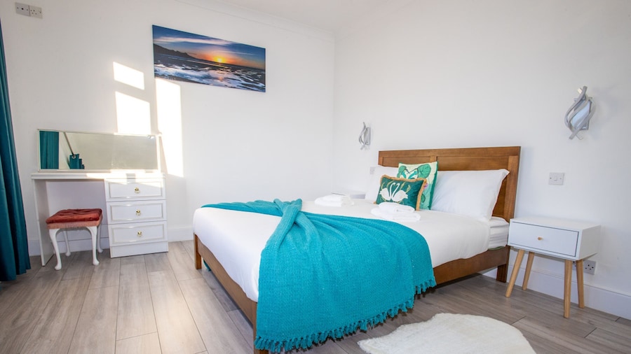 Sunny 3BR Home Near Portsmouth Park
