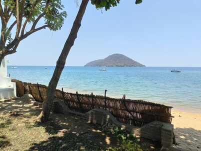 The Bay Cottage 4BR Retreat in Cape Maclear