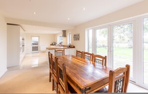 5 bedrooms - Grand 5BR Home in Market Harborough With Free Parking (Market Harborough)