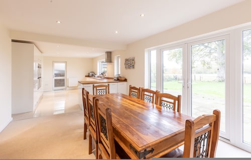 Grand 5BR Home in Market Harborough With Free Parking