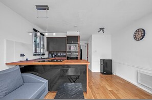 House - Cozy 1-bed Flat in Croydon Sleeps 4 - Free Parking (Croydon)