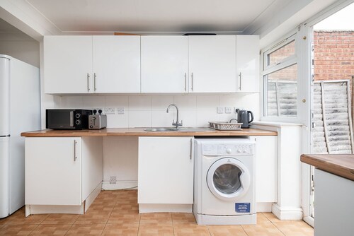 Family-friendly 3-bed Haven in Northolt w Parking