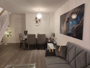 House - Spacious Home for Groups Sleeps 8 (Stoke-on-Trent)