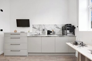 Fridge, microwave, coffee/tea maker, toaster - Cozy Single Studio in London (London)