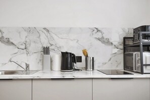 Refrigerador, microondas, cafetera y tetera y tostadora 