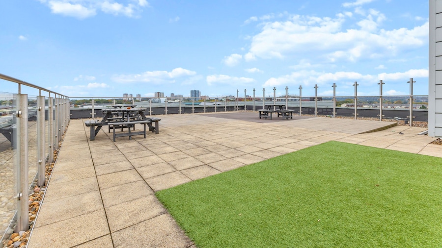 Modern 2BR Urban Nest In Salford Manchester for 4