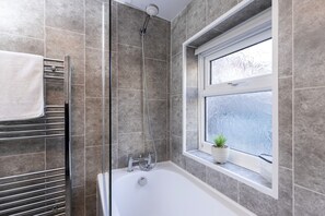 House - Stylish 3BR Home With Parking by University (Sunderland)
