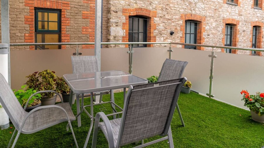 Modern 3BR Flat in Central Plymouth Free Parking Sleeps 6