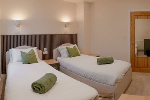 Modern 3BR Flat in Central Plymouth Free Parking Sleeps 6