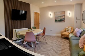 House - Modern 3BR Flat in Central Plymouth Free Parking Sleeps 6 (Plymouth)