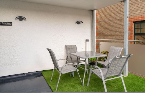 Modern 3BR Flat in Central Plymouth Free Parking Sleeps 6
