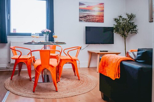 Elizabeth Line Retreat Modern 2BR Flat in Hayes
