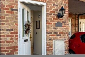 House - 3BR Thames Retreat Heathrow 10min Train 5min (Egham)