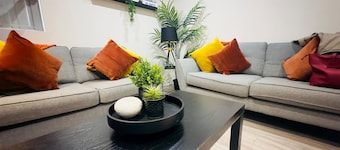 Spacious 6-bedroom Terraced House Sleeps 8 Near City Centre