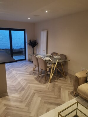 House - London 2BR Retreat With Free Parking City Access (London)