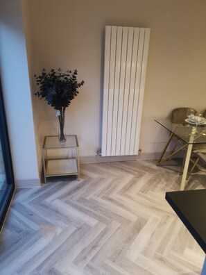 House - London 2BR Retreat With Free Parking City Access (London)