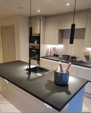 House - London 2BR Retreat With Free Parking City Access (London)