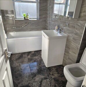 House - West Midlands Home - 3BR w Free Parking and Wifi (Dudley)