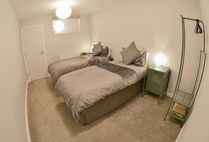 6 bedrooms - Spacious 6-bedroom Property With Ensuite Perfect for Groups (Warrington)