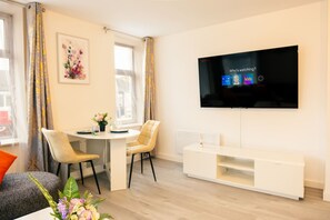 House - Stylish 3-bed Flat Near Cardiff City Centre Uni (Cardiff)