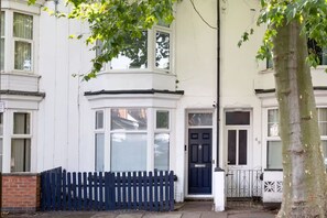 House, Smoking | 4 bedrooms - Leicester Luxe Retreat Sleeps 8 Garden Works (Moffat)