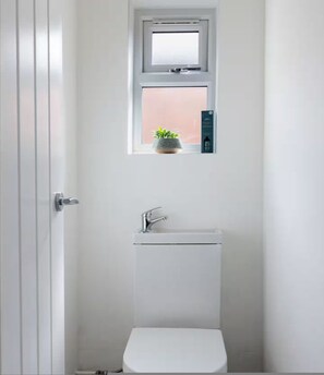 House, Smoking | 4 bedrooms - Leicester Luxe Retreat Sleeps 8 Garden Works (Moffat)