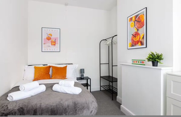 House, Smoking | 4 bedrooms - Leicester Luxe Retreat Sleeps 8 Garden Works (Moffat)