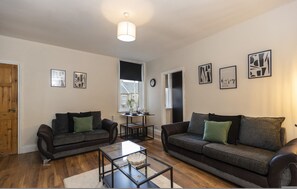 House - Gateshead 2BR Home - Near Town Metro Access (Gateshead)