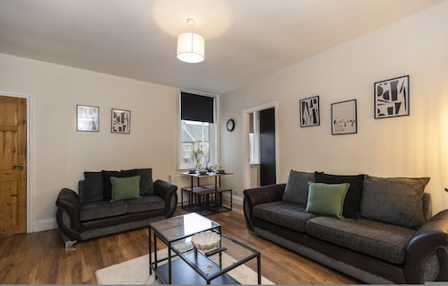 Gateshead 2BR Home - Near Town Metro Access