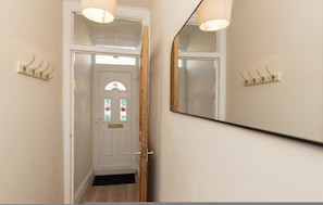 House - Gateshead 2BR Home - Near Town Metro Access (Gateshead)