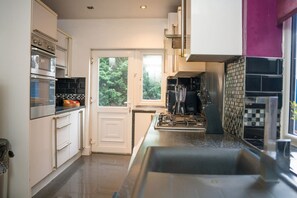 House - Modern Spacious 4-bedroom Residence in Crumpsall (Manchester)